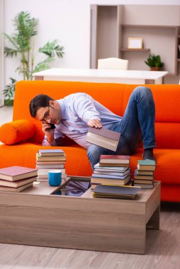 Evde sınava hazırlanan genç bir erkek öğrenci.