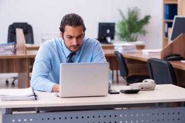 Ofiste çalışan genç bir erkek.