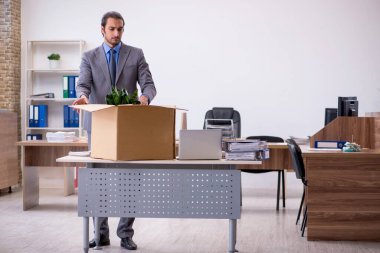 Genç erkek çalışanın işinden kovulması