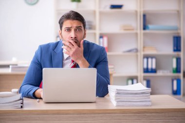 Ofiste çalışan çekici bir genç.