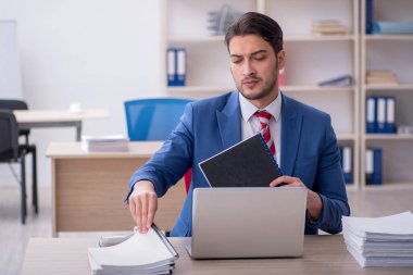 Ofiste çalışan çekici bir genç.