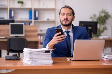 İş yerinde çalışan genç bir işadamı