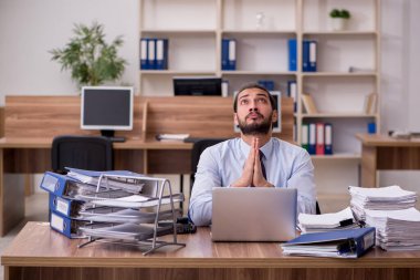 Genç işadamı aşırı çalışmaktan memnun değil.