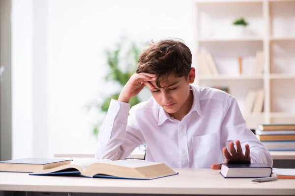 Schüler bereitet sich im Klassenzimmer auf Prüfungen vor — Stockfoto