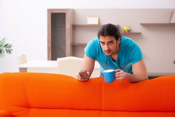 Junge männliche Studenten sitzen während Pandemie im Haus — Stockfoto