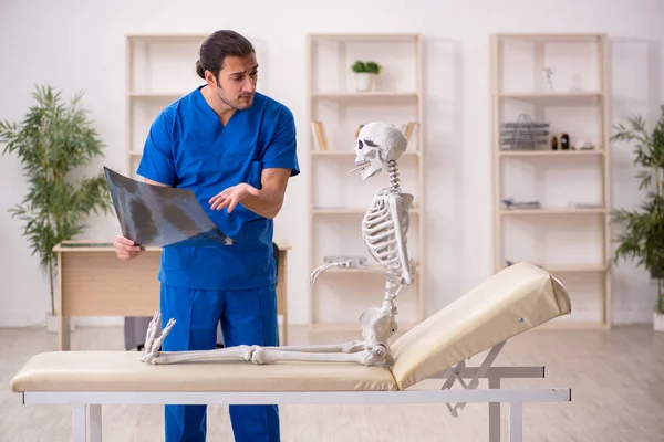 Junger Arzt Radiologe und Skelettpatient in der Klinik — Stockfoto