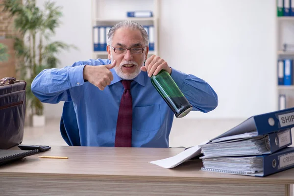 事務所で酒を飲んでいた従業員 — ストック写真