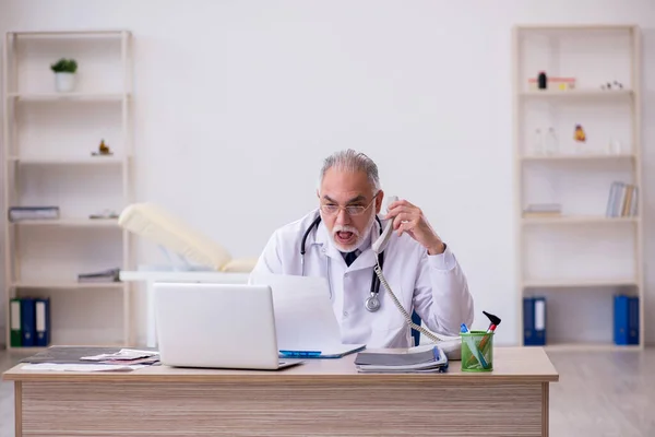 Teletıp konseptinde yaşlı bir doktor. — Stok fotoğraf