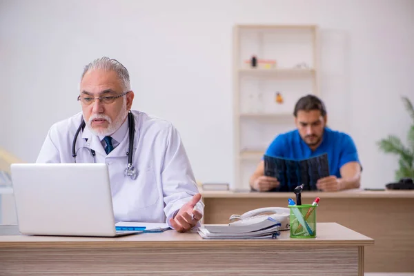 Zwei Ärzte arbeiten in der Klinik — Stockfoto