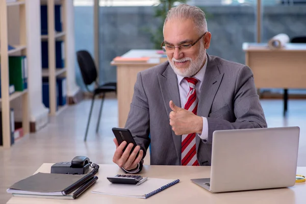 Empleado anciano de negocios que trabaja en la oficina —  Fotos de Stock