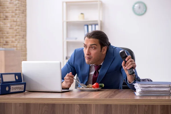 Jungunternehmer arbeitet im Büro — Stockfoto