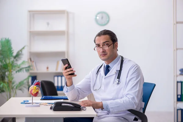 Junger Kardiologe arbeitet in der Klinik — Stockfoto