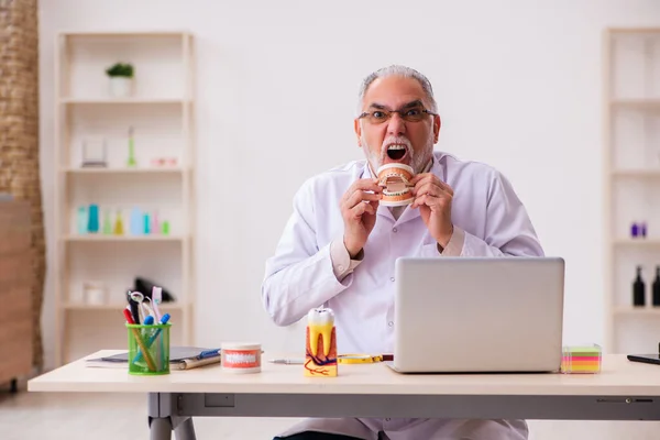 Viejo dentista masculino que trabaja en la clínica — Foto de Stock