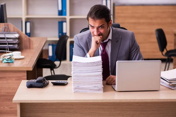 Joven empleado masculino extremadamente cansado con exceso de trabajo —  Fotos de Stock