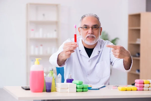 Starý chemik testuje mýdlo v laboratoři — Stock fotografie
