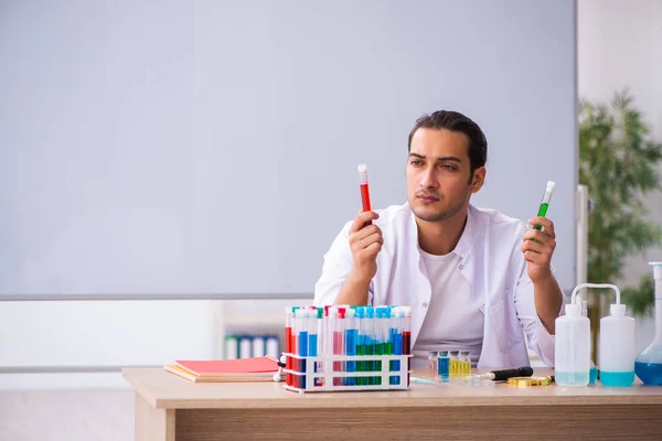 Jovem professor de química masculino em sala de aula — Fotografia de Stock