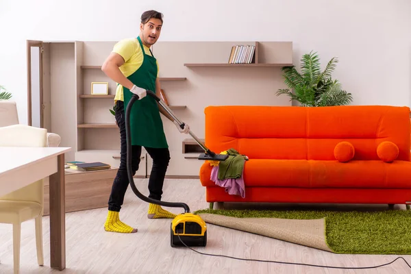 Ung, mannlig entreprenør rengjør huset. – stockfoto