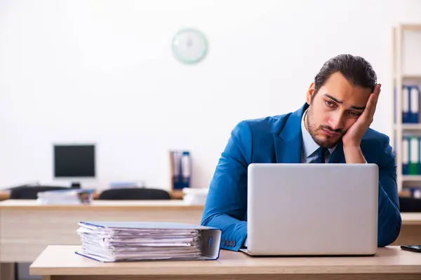 Jovem empresário empregado infeliz com excesso de trabalho no de — Fotografia de Stock