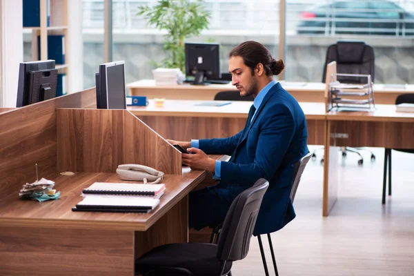 Jeune employé masculin travaillant au bureau — Photo