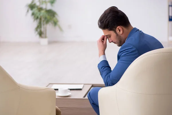 Joven empleado masculino esperando reunión de negocios — Foto de Stock