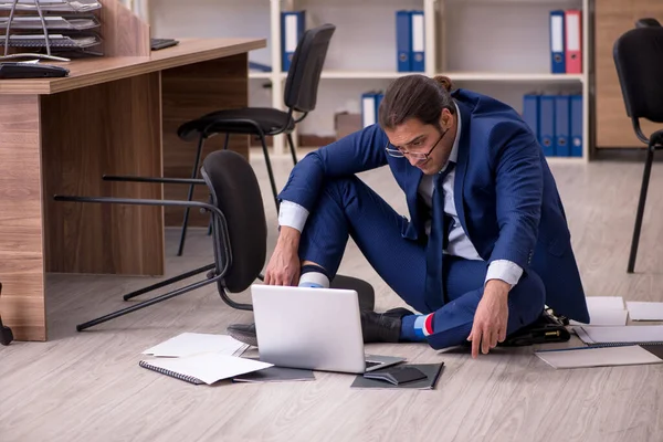 Giovane uomo d'affari dipendente infelice con il suo lavoro — Foto Stock