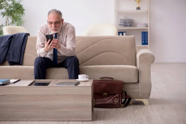 Παλιός επιχειρηματίας εργαζόμενος περιμένει για επαγγελματική συνάντηση — Φωτογραφία Αρχείου
