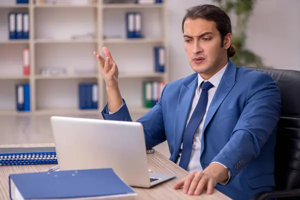 Junge männliche Angestellte sitzen im Büro — Stockfoto