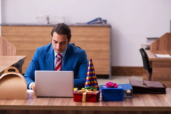 Joven empleado masculino celebrando la Navidad en el lugar de trabajo —  Fotos de Stock