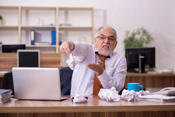 Velho empregado masculino no conceito de reciclagem de papel — Fotografia de Stock