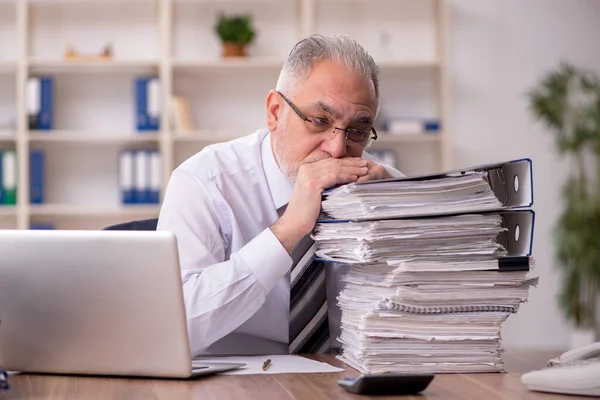 Hombre anciano empleado infeliz con el trabajo excesivo en la oficina —  Fotos de Stock