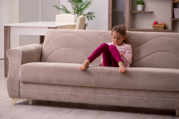 Menina pequena segurando smartphone esperando pelos pais em casa — Fotografia de Stock