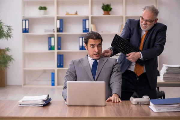 Dos empleados en concepto de bullying —  Fotos de Stock