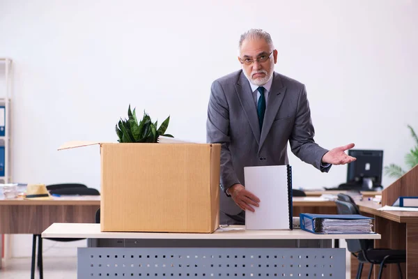 Velho empregado masculino sendo demitido de seu trabalho — Fotografia de Stock