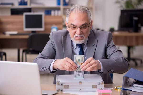 Alte männliche Mitarbeiter im Vergütungskonzept — Stockfoto