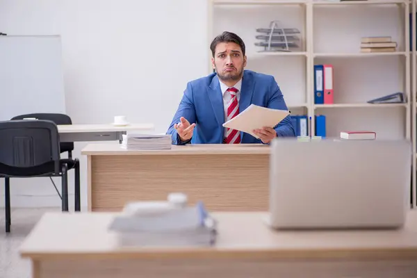 Jovem empregado atraente que trabalha no escritório — Fotografia de Stock