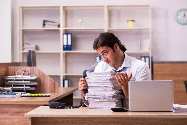 Jeune employé masculin mécontent du travail excessif au bureau — Photo