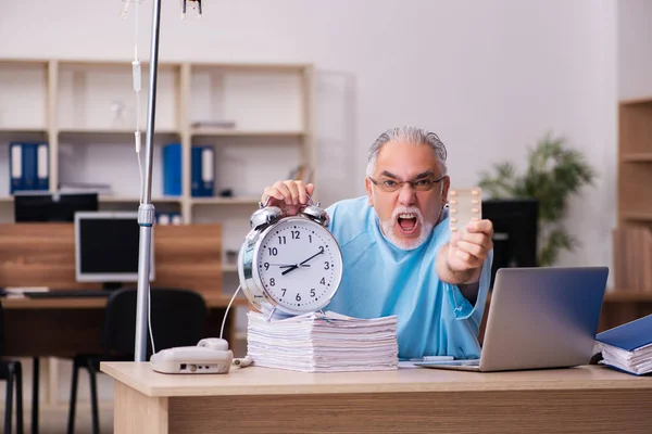 Oude mannelijke werknemer in het concept bloedtransfusie — Stockfoto