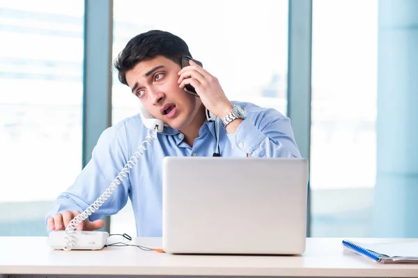 Operador de call center masculino no conceito de negócio — Fotografia de Stock