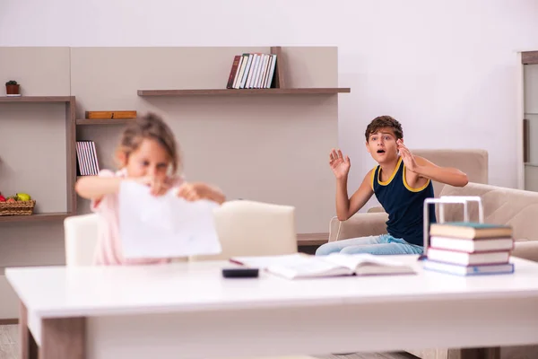 Schooljongen en zijn zusje blijven thuis tijdens de pandemie — Stockfoto