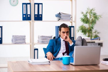 Ofiste çalışan genç bir erkek.