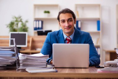 Ofiste çalışan genç bir erkek.