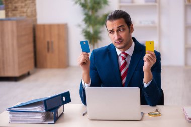 E-ticaret konsepti genç işadamı