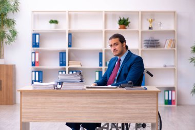 Ofiste çalışan engelli genç bir çalışan.