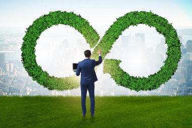İş adamıyla dairesel ekonomi kavramı