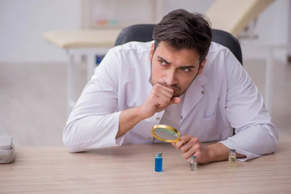 Giovane medico farmacista maschio che tiene il flaconcino — Foto Stock