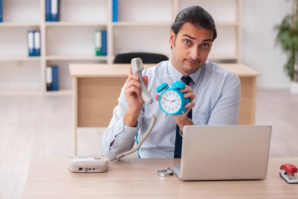 Ung manlig anställd i time management koncept — Stockfoto