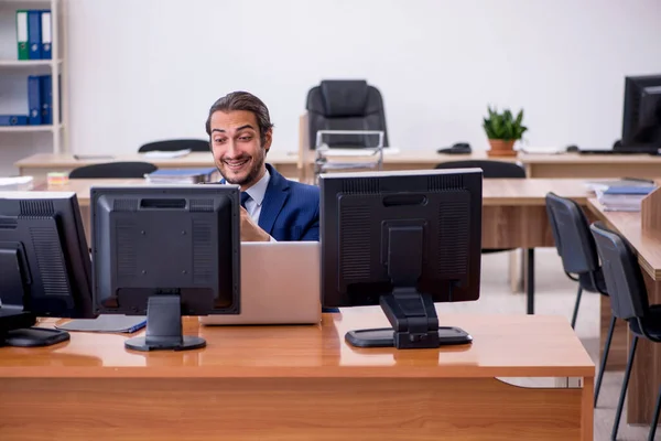 Joven empleado masculino en concepto de multitarea — Foto de Stock