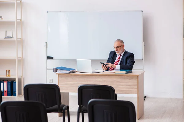 Salgın sırasında sınıfta yaşlı bir erkek kanepe. — Stok fotoğraf