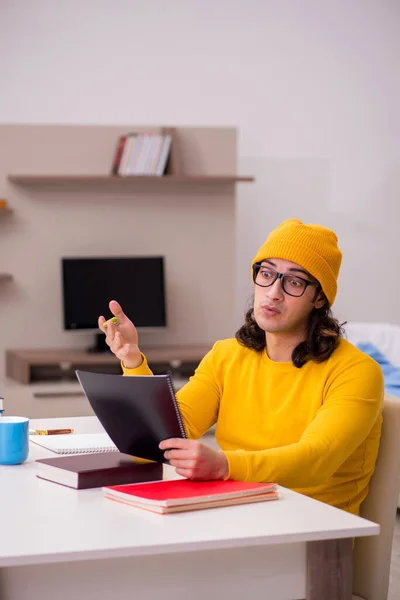 Joven estudiante masculino preparándose para los exámenes en casa — Foto de Stock