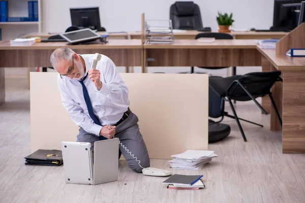 Altunternehmer im Insolvenzkonzept im Büro — Stockfoto